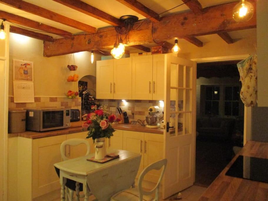1800 Period Grade 2 Listed Cottage Addingham Exterior photo